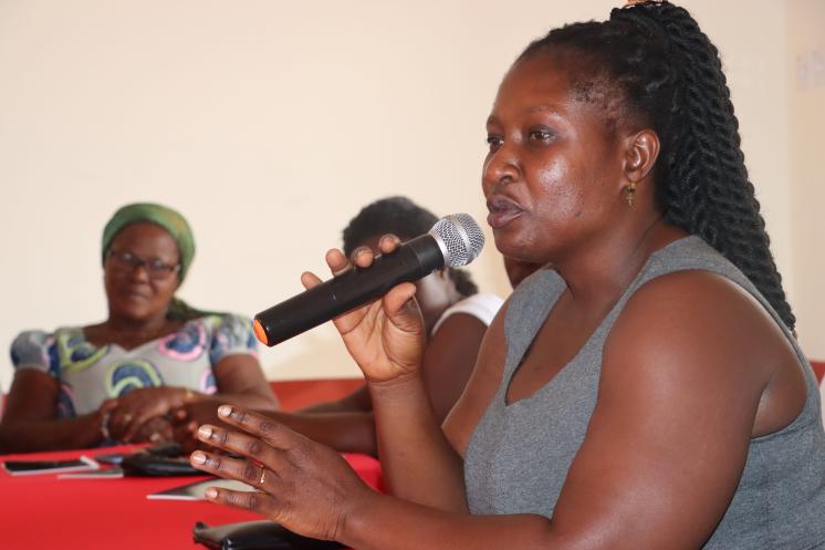 A woman leader from the Anokyi community engages in a discussion on the impact of the energy transition on women.