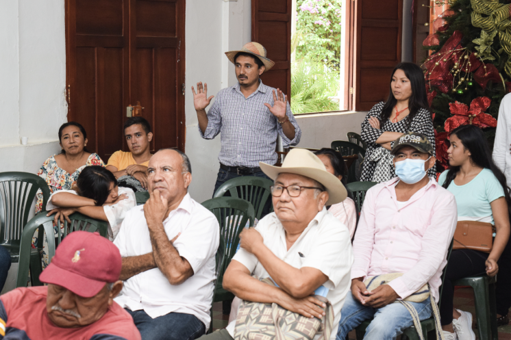 A Wayúu leader engages in a community meeting in Uribia, La Guajira. Community members expressed interest in data highlighting the environmental and social impacts of the energy transition.